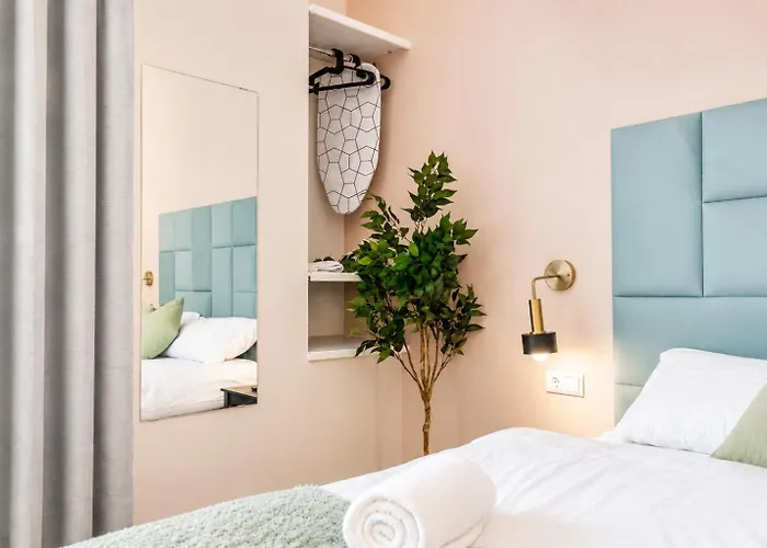 Queen Bed With Kitchen *