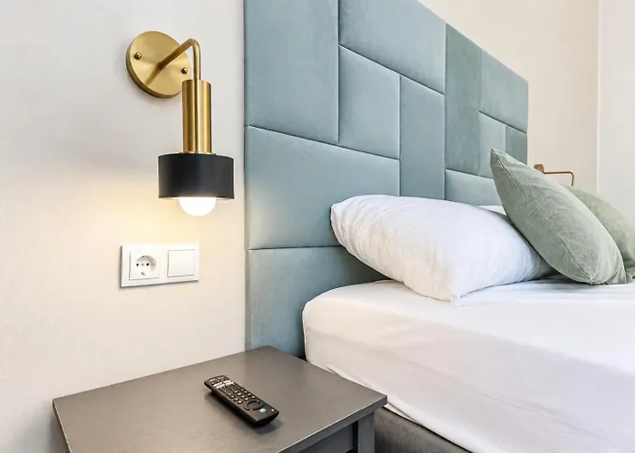 Queen Bed With Kitchen Apartment *